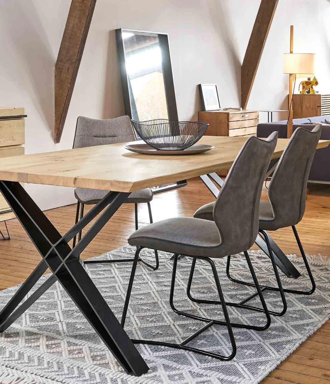 Table Et Chaises A Essayer Dans Le Showroom Maison Du Meuble A Coulommiers