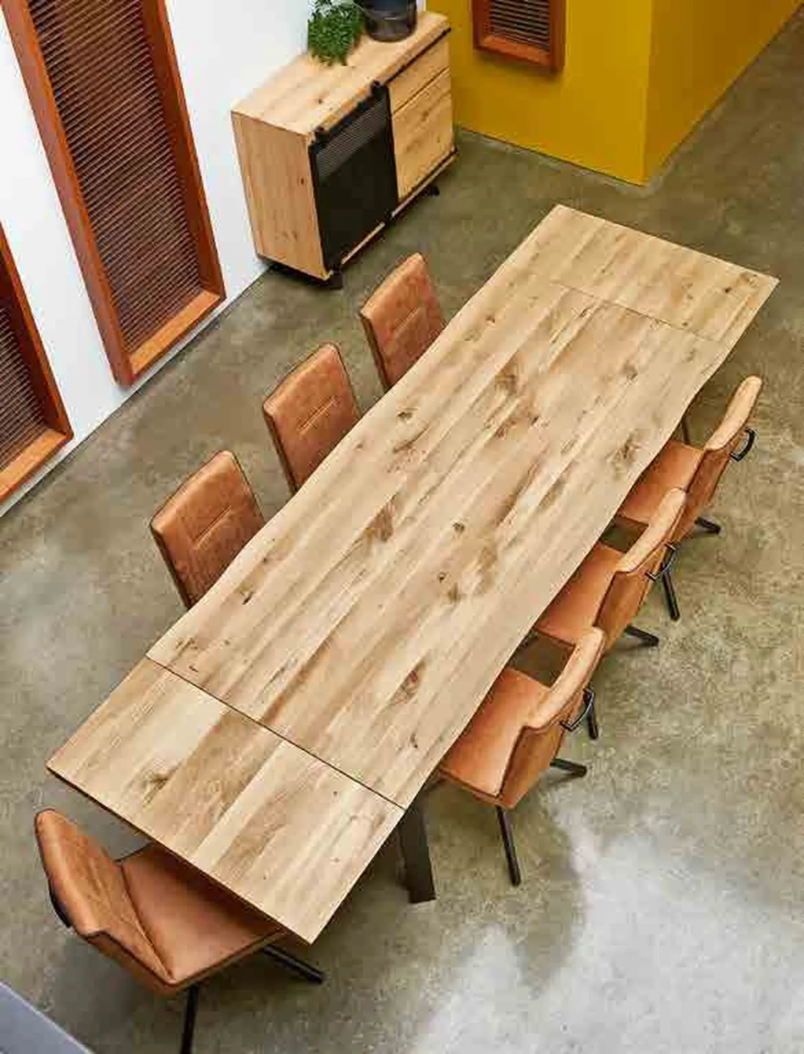 Table Et Chaises Devant Une Fenetre Dans Notre Showroom De 1 000 M² A Coulommiers